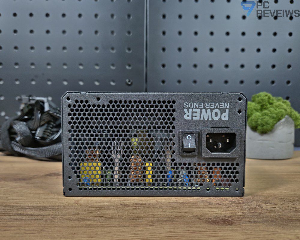 Задняя панель FSP VITA BD 750W с вентиляционной перфорацией, сетевым разъёмом и выключателем питания