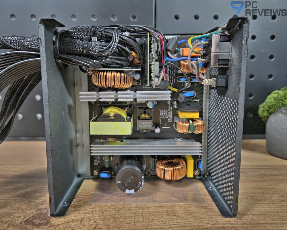 Внутреннее устройство блока питания FSP VITA BD 750W с печатной платой, силовыми радиаторами, трансформаторами, дросселями и конденсаторами