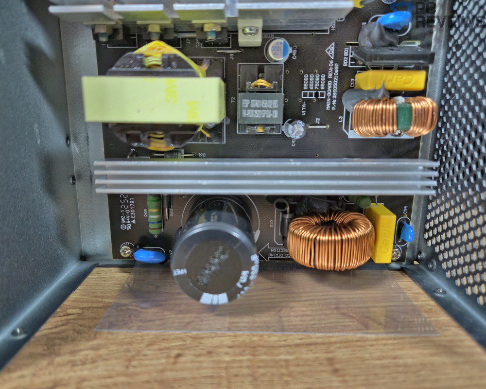 Внутренняя конструкция FSP VITA BD 750W с активным PFC, силовыми радиаторами, трансформаторами и выходной частью