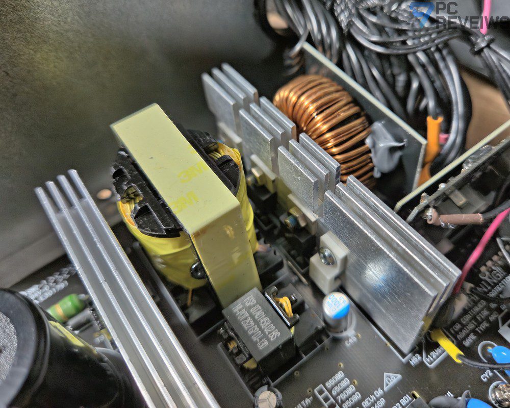 Основной высокочастотный трансформатор блока питания FSP VITA BD 750W на центральной части печатной платы