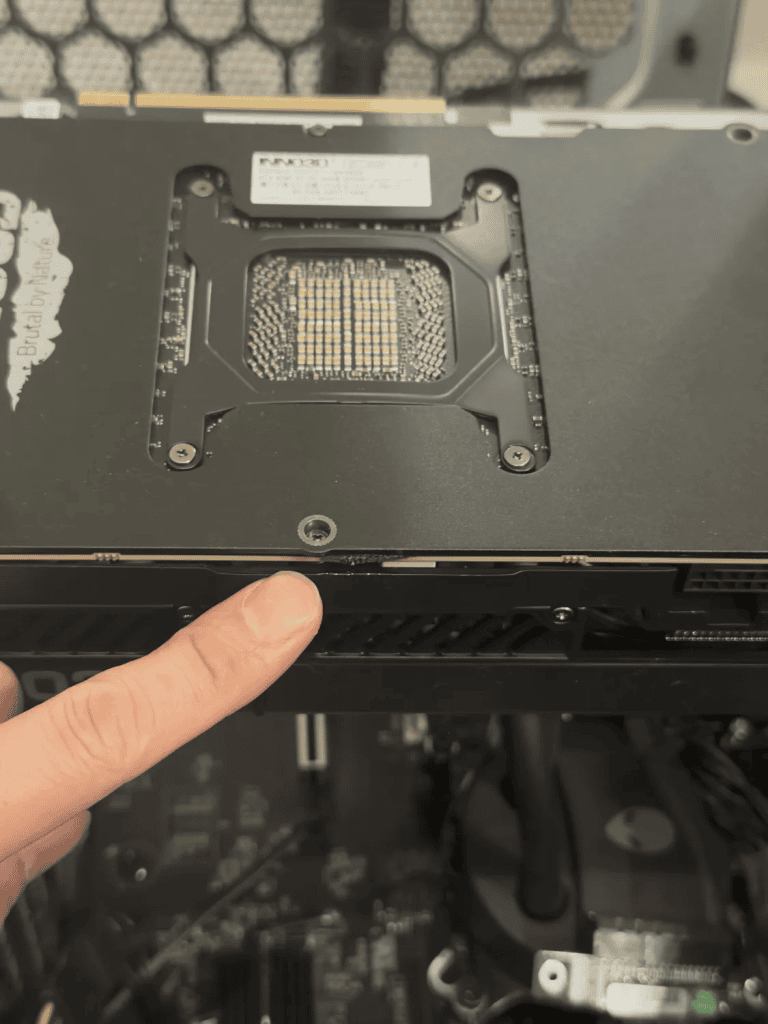 Обгоревшая видеокарта Inno3D RTX 5090 в корпусе Alienware Aurora