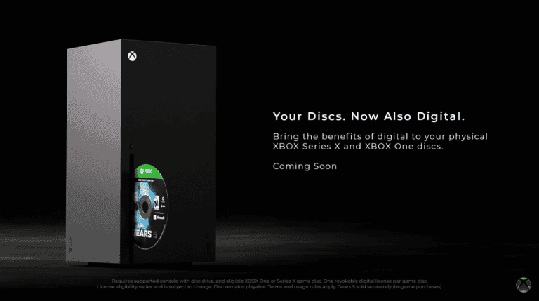 Игровой диск Xbox рядом с консолью Series X