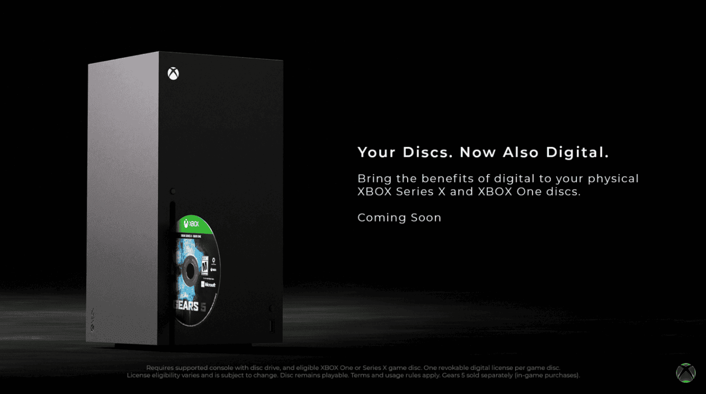 Игровой диск Xbox рядом с консолью Series X