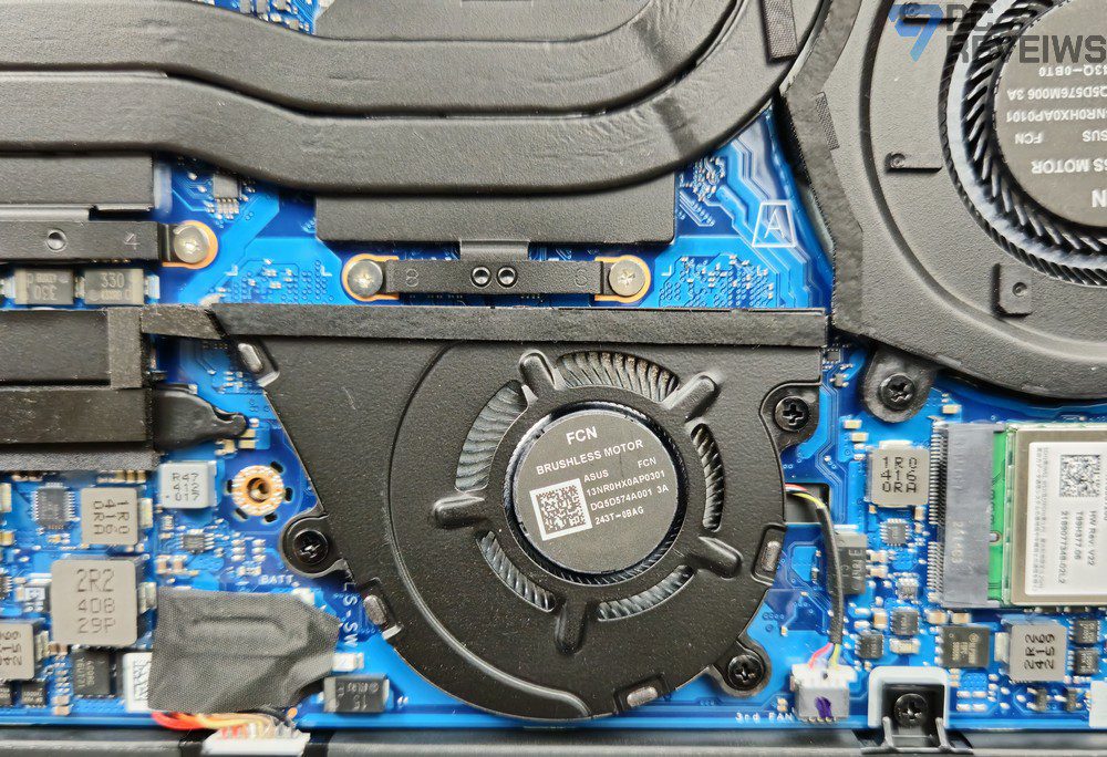Осмотр и очистка вентиляторов ROG Zephyrus при открытом корпусе.