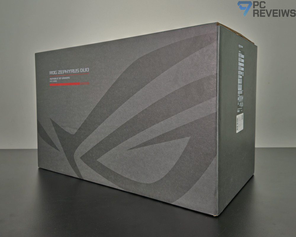 ASUS ROG Zephyrus Duo 2026 в фирменной премиальной упаковке Republic of Gamers.