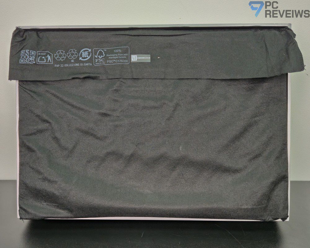 ASUS ROG Zephyrus Duo 2026 в защитном тканевом чехле внутри упаковки.