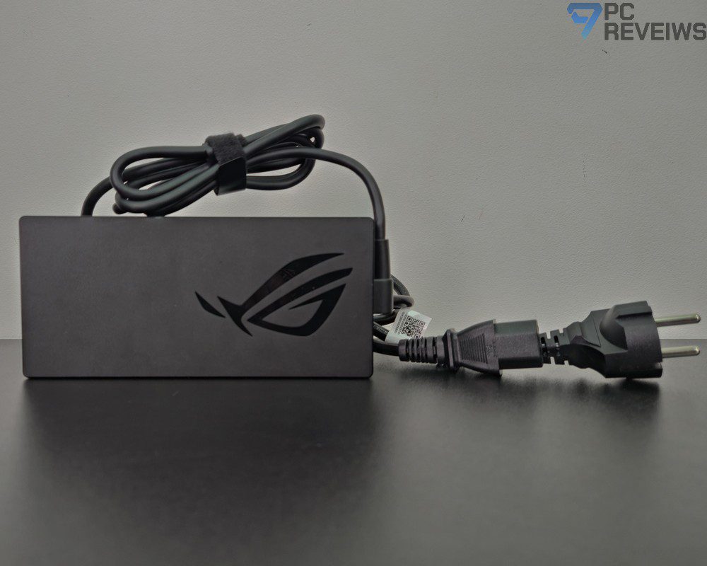 Два комплектных блока питания ASUS ROG Zephyrus Duo 2026: основной адаптер и компактный зарядный блок для поездок.