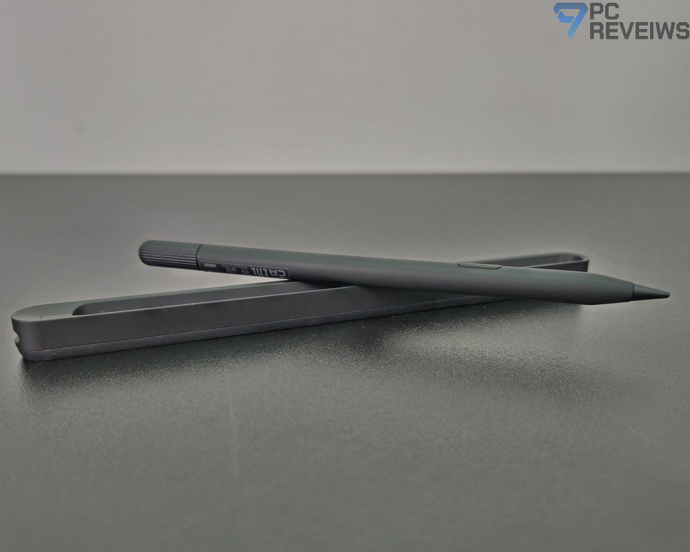 ASUS Pen 3.0 с фирменной беспроводной зарядной станцией для работы с сенсорными OLED-дисплеями ноутбука.