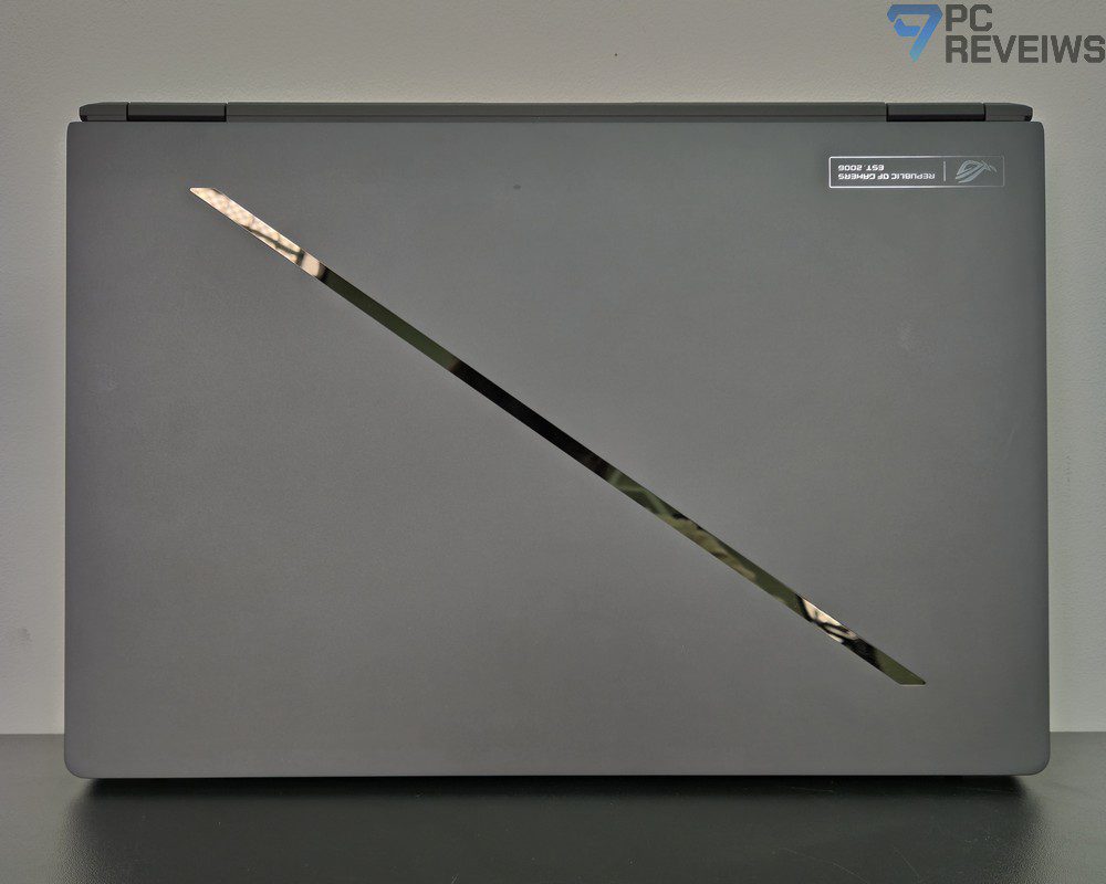 ASUS ROG Zephyrus Duo 2026 в закрытом состоянии с металлической верхней крышкой и фирменным дизайном ROG.