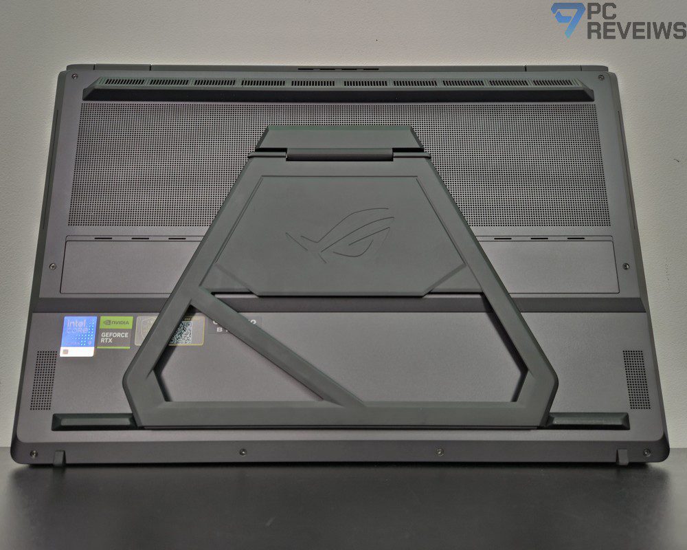 Тыльная сторона корпуса ASUS ROG Zephyrus Duo 2026 из алюминиевого сплава с фирменной конструкцией двойного экрана.