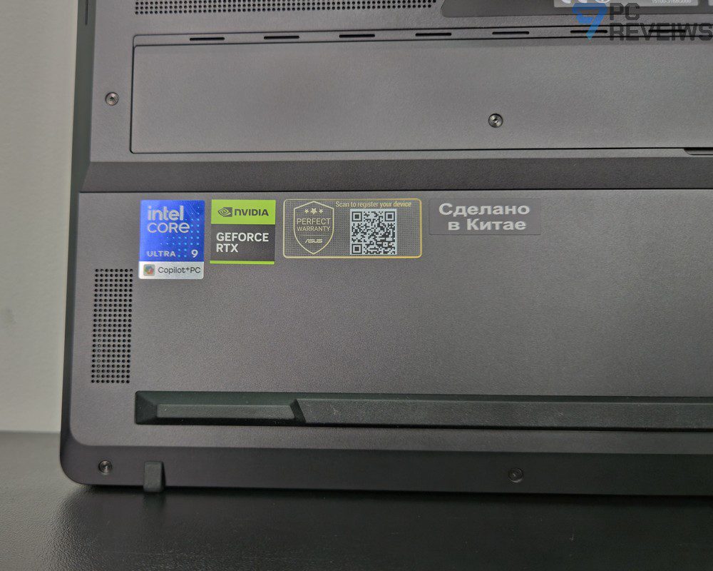 Фирменные логотипы Intel Core Ultra 9, NVIDIA GeForce RTX и ASUS Perfect Warranty на корпусе ASUS ROG Zephyrus Duo 2026.