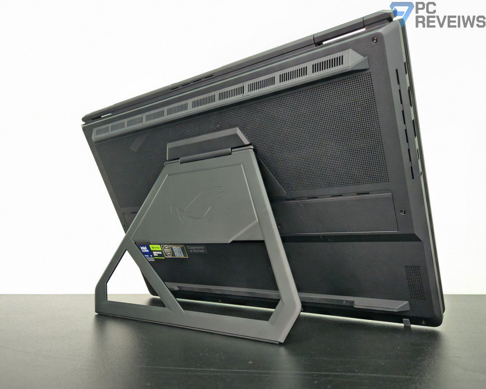 ASUS ROG Zephyrus Duo 2026 в одном из предусмотренных производителем режимов трансформации корпуса.