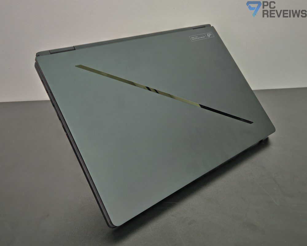 Подсветка ROG Slash Lighting на корпусе ASUS ROG Zephyrus Duo 2026.