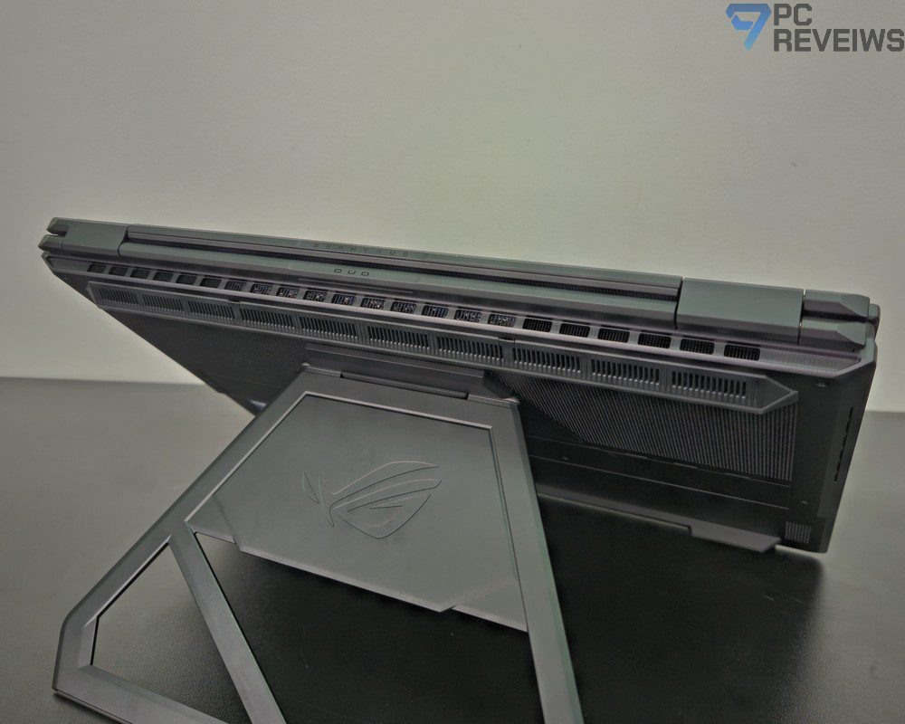 Вентиляционные отверстия системы охлаждения на корпусе ASUS ROG Zephyrus Duo 2026 для отвода горячего воздуха.