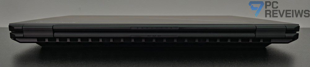 Профиль ASUS ROG Zephyrus Duo 2026, демонстрирующий толщину корпуса и выступающую опорную конструкцию.