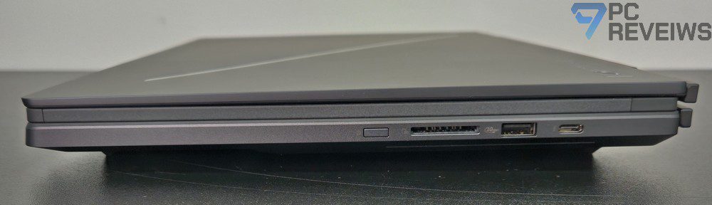 Правая боковая грань ASUS ROG Zephyrus Duo 2026 с разъёмами, кнопкой питания и слотом для карт памяти SD.