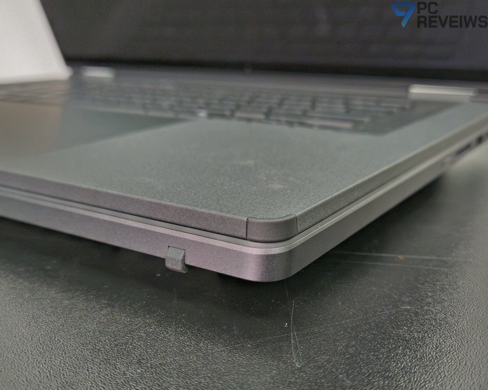 Съёмная беспроводная клавиатура ASUS ROG Zephyrus Duo 2026, установленная поверх дополнительного OLED-дисплея.