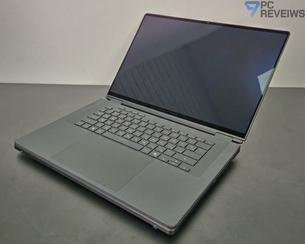 Рабочая поверхность ASUS ROG Zephyrus Duo 2026 со съёмной клавиатурой, закрывающей дополнительный экран.