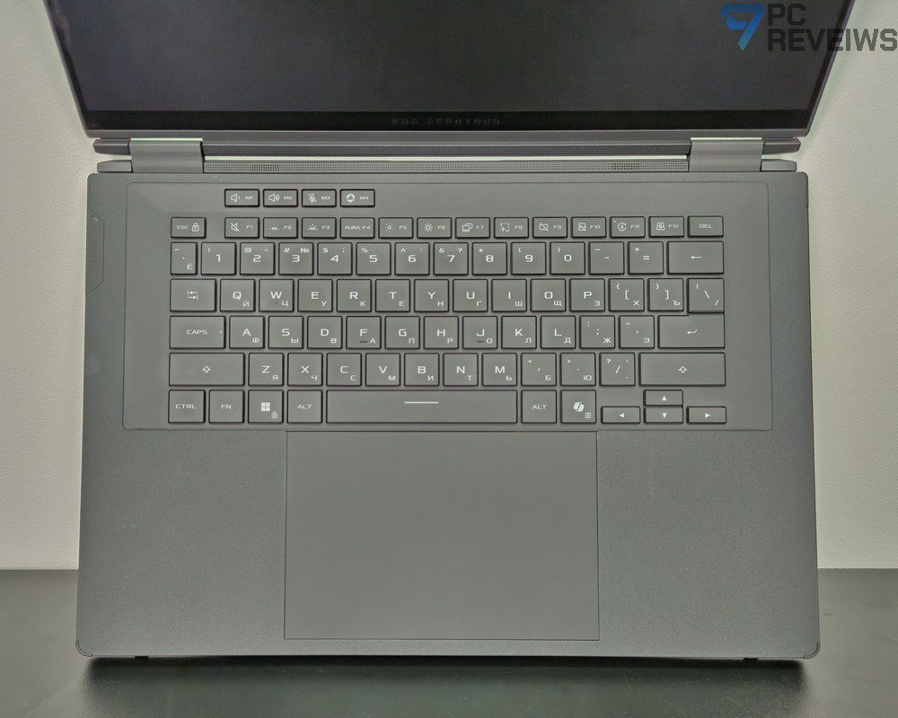 Клавиатура ASUS ROG Zephyrus Duo 2026 с компактной раскладкой и большим сенсорным тачпадом.