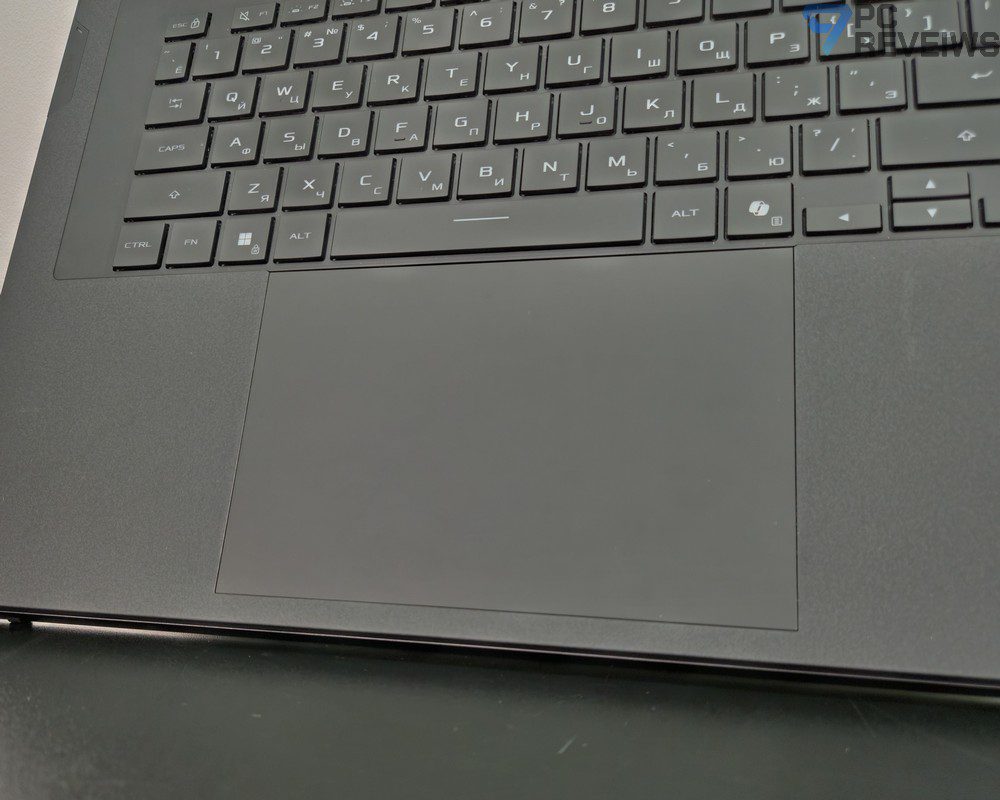 Большой сенсорный тачпад съёмной клавиатуры ASUS ROG Zephyrus Duo 2026.