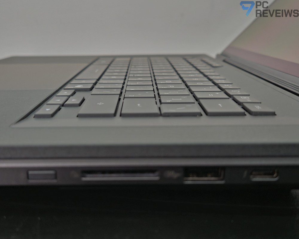 Крупный план клавиш клавиатуры ASUS ROG Zephyrus Duo 2026 с низкопрофильными кейкапами.