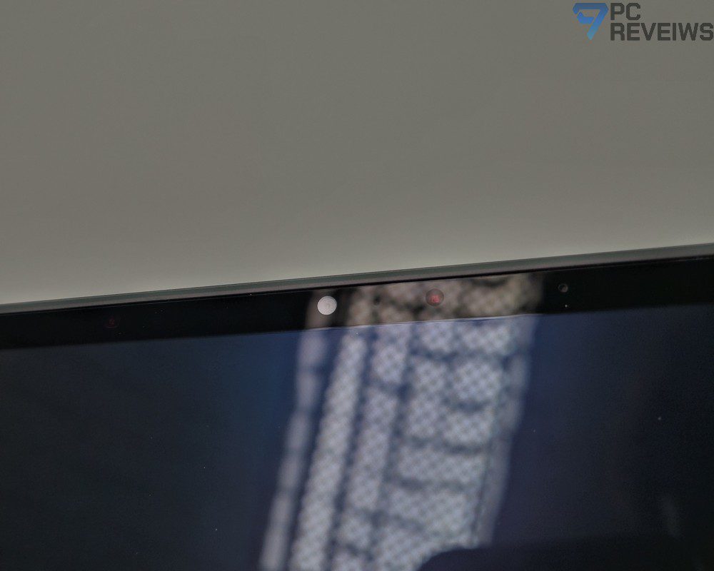 Камера, инфракрасный датчик и микрофоны над верхним дисплеем ASUS ROG Zephyrus Duo 2026.