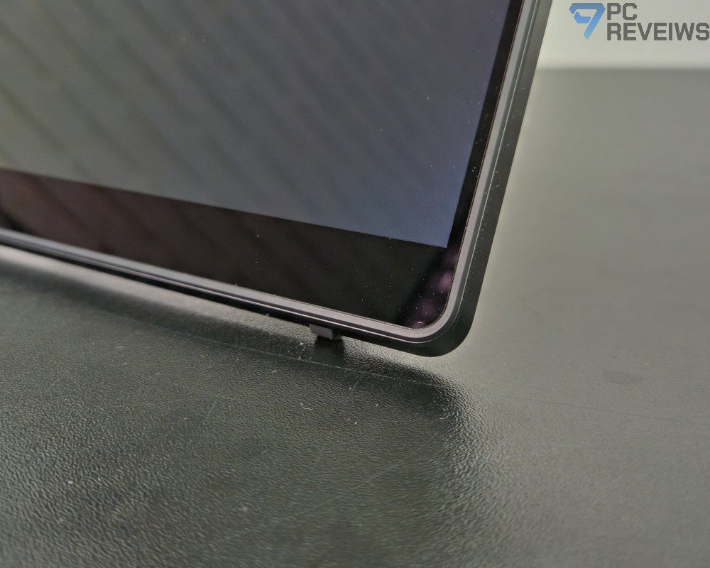 Резиновые опоры нижней части ASUS ROG Zephyrus Duo 2026, обеспечивающие устойчивость корпуса над поверхностью стола.
