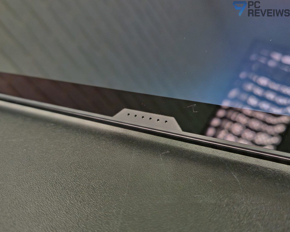 Контактная зона подключения и зарядки съёмной клавиатуры ASUS ROG Zephyrus Duo 2026.