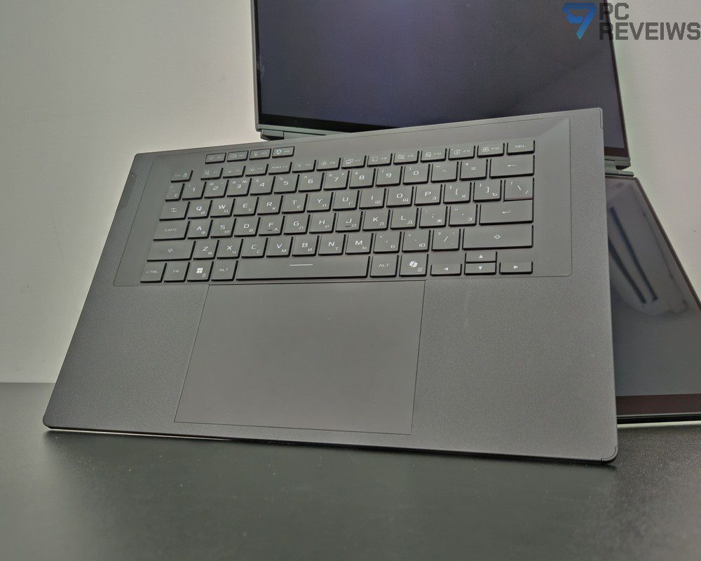 Сенсорный тачпад съёмной клавиатуры ASUS ROG Zephyrus Duo 2026 крупным планом.