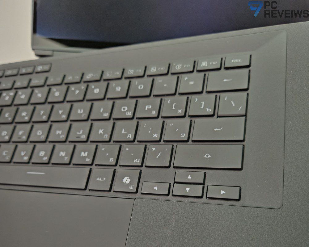 Клавиши и механизм клавиатуры ASUS ROG Zephyrus Duo 2026 крупным планом.