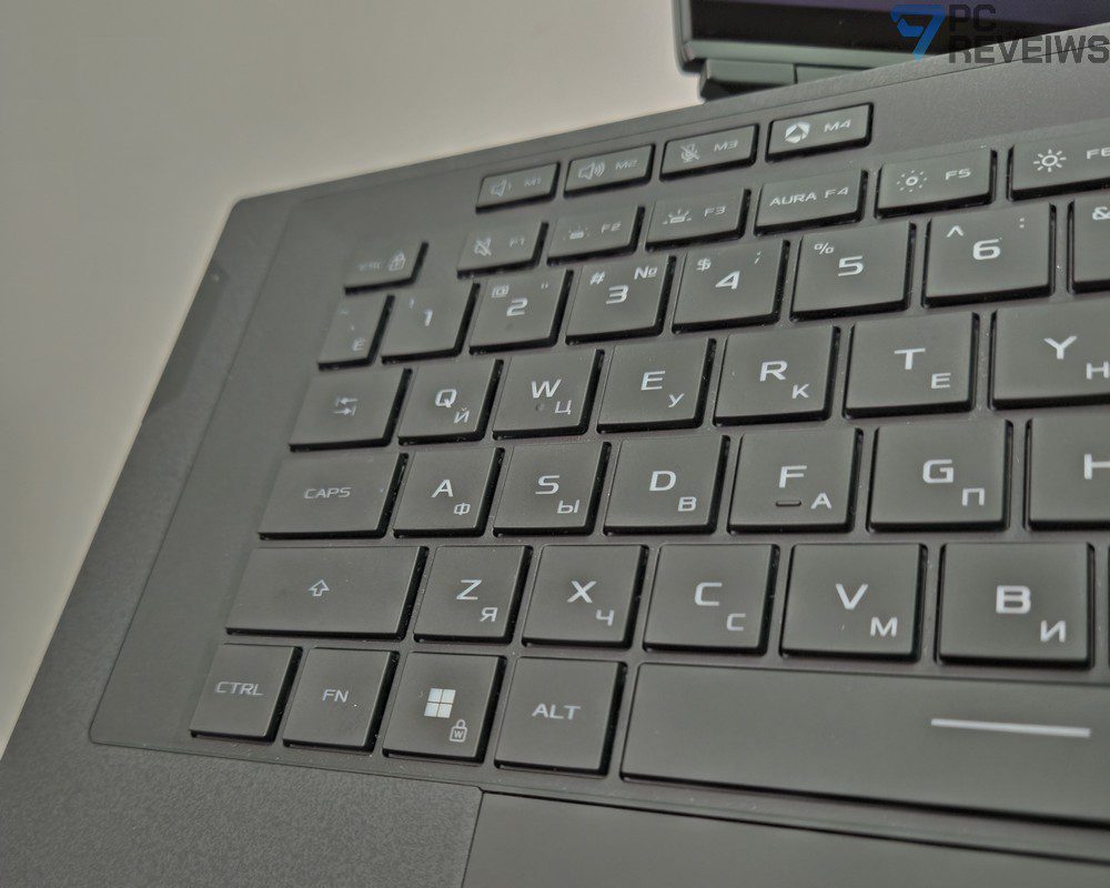 Рабочая поверхность клавиатуры ASUS ROG Zephyrus Duo 2026 с установленными клавишами и функциональным блоком.