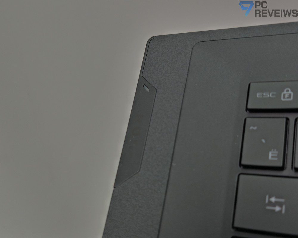 Светодиодный индикатор на корпусе съёмной клавиатуры ASUS ROG Zephyrus Duo 2026.