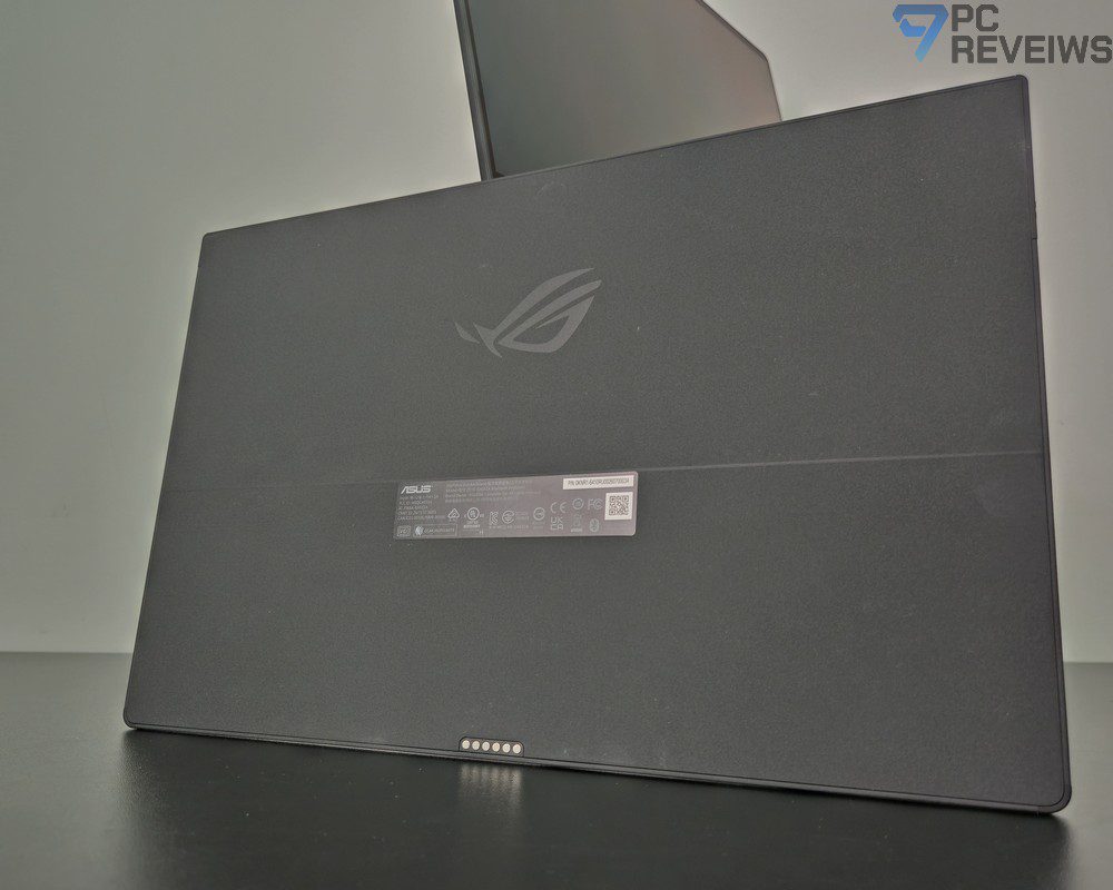Нижняя сторона съёмной клавиатуры ASUS ROG Zephyrus Duo 2026 с контактными площадками и фирменным логотипом ROG.