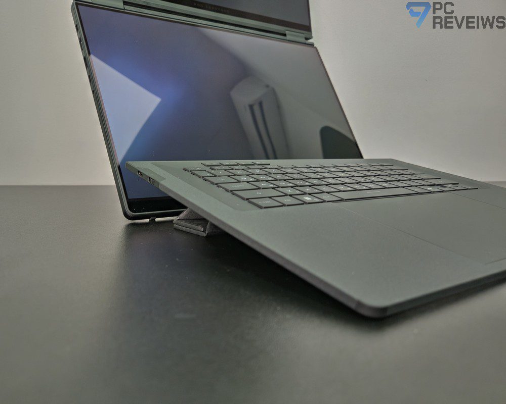Съёмная клавиатура ASUS ROG Zephyrus Duo 2026, установленная на комплектную подставку для увеличения угла наклона.