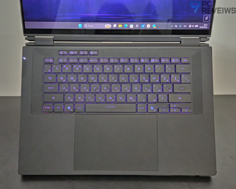 RGB-подсветка клавиатуры и фирменная подсветка Slash Lighting на корпусе ASUS ROG Zephyrus Duo 2026.