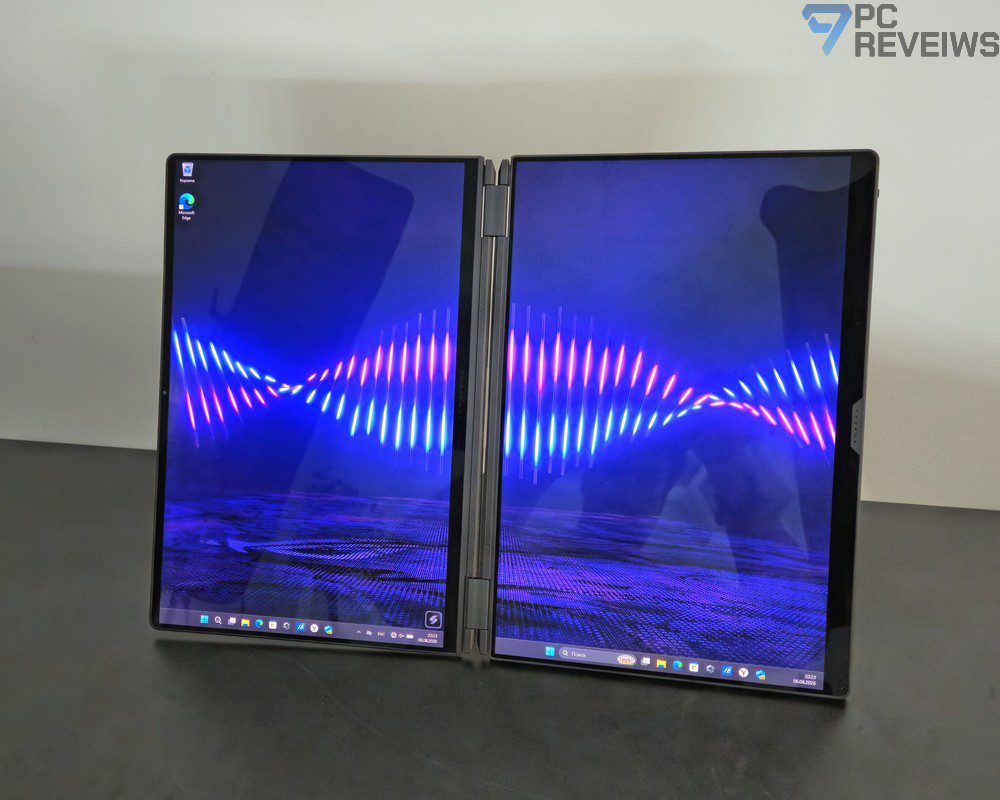 ASUS ROG Zephyrus Duo 2026 в режиме книги.