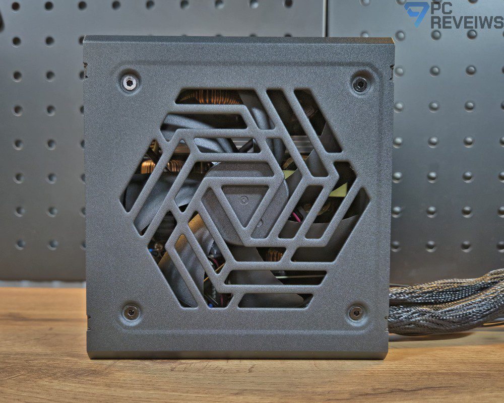 FSP VITA GD 750W — вид на корпус и вентиляционную решётку с установленным 120-мм вентилятором