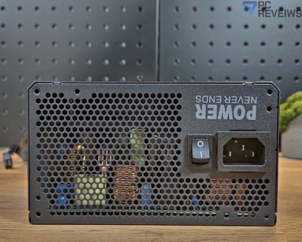 Задняя панель FSP VITA GD 750W с сетевым разъёмом и перфорацией для выхода горячего воздуха