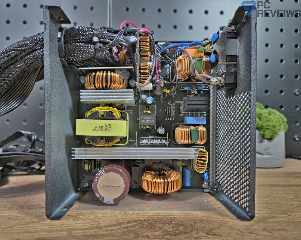 Внутреннее устройство FSP VITA GD 750W с силовыми радиаторами, трансформаторами, дросселями и конденсаторами