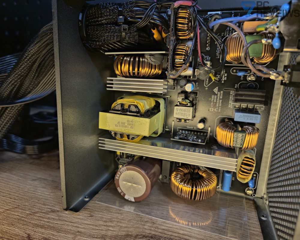 Узел активного PFC FSP VITA GD 750W с крупным тороидальным дросселем и силовыми компонентами