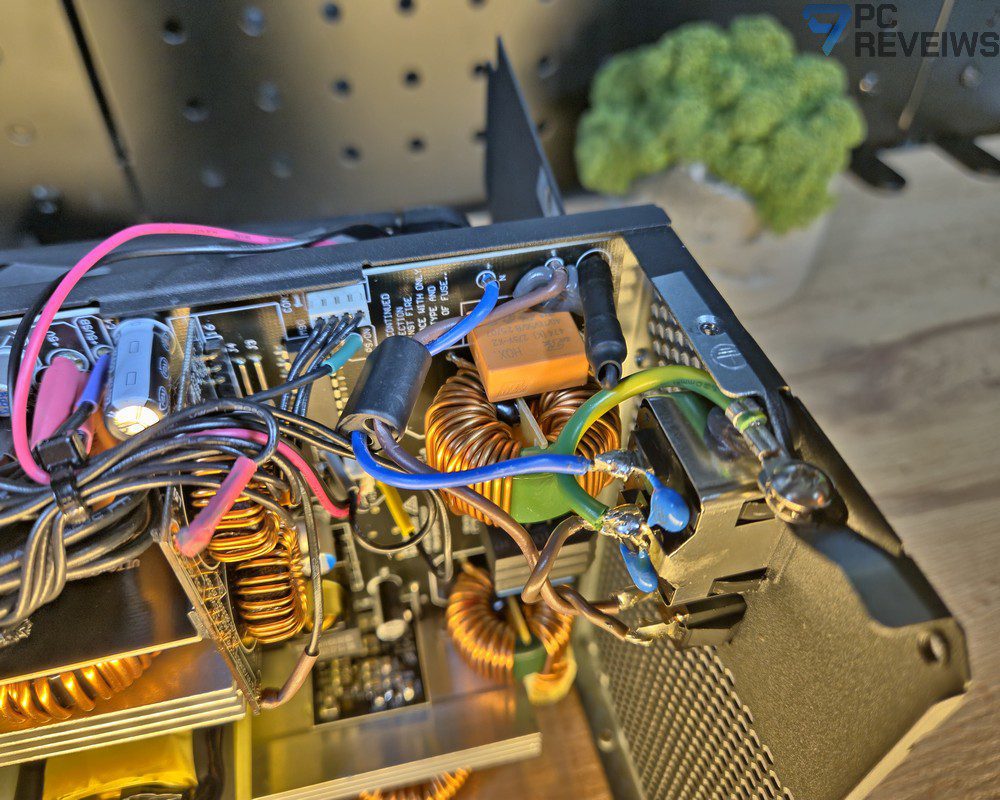 Входная часть блока питания FSP VITA GD 750W с EMI-фильтром, элементами защиты и сетевым выпрямителем