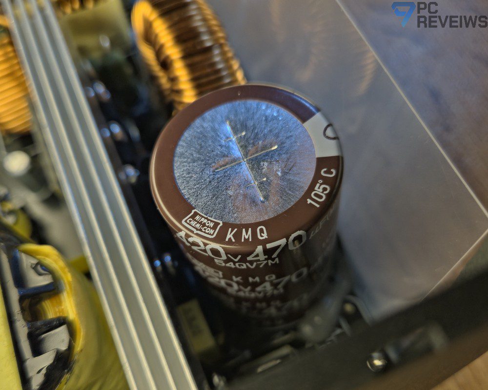 Высоковольтный электролитический конденсатор FSP VITA GD 750W с маркировкой рабочего температурного режима 105°C