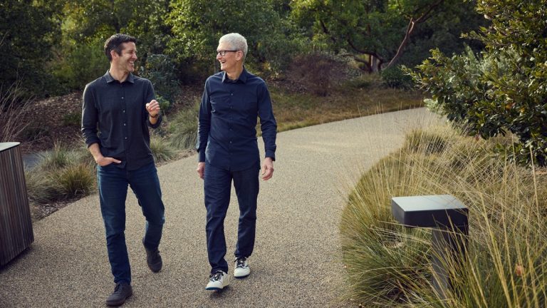Тим Кук и Джон Тернус на смене руководства Apple