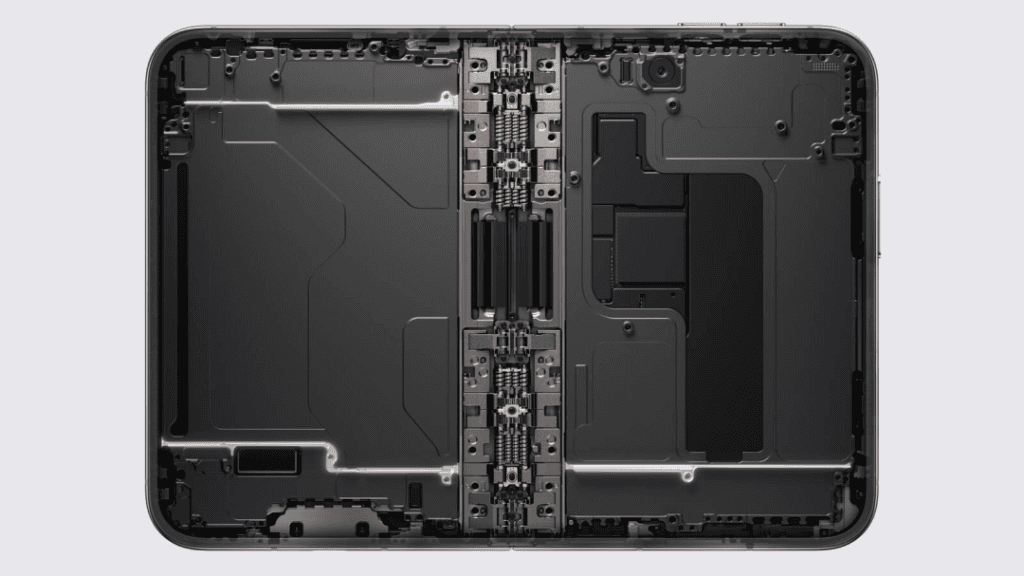 Складной смартфон Apple iPhone Duo в развёрнутом состоянии