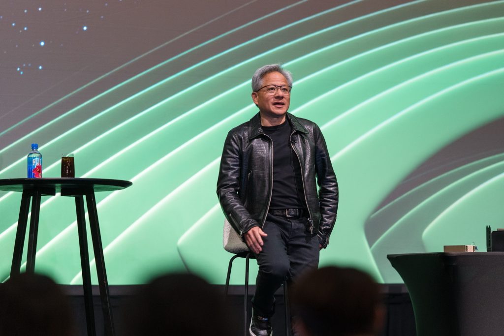Дженсен Хуанг из NVIDIA во время интервью об искусственном интеллекте
