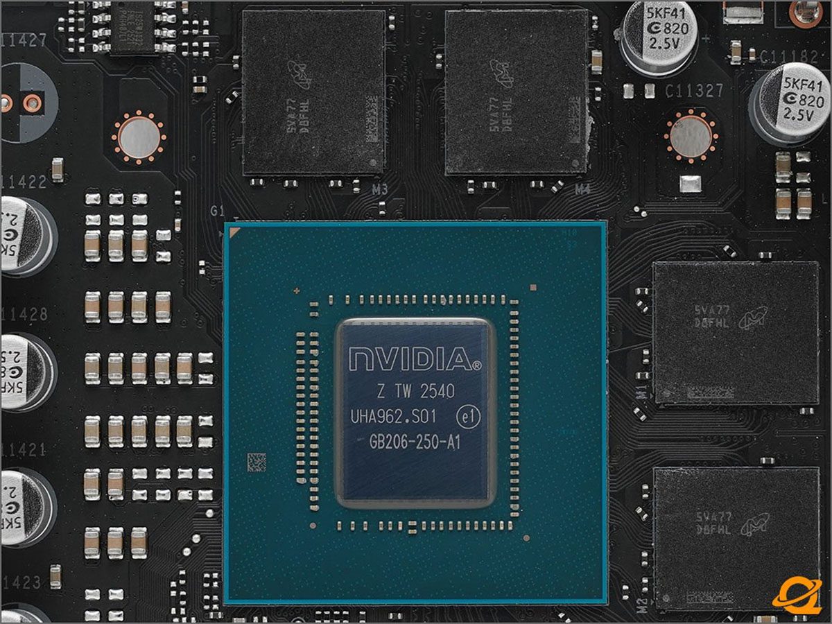 Чип видеопамяти Micron GDDR7 на печатной плате видеокарты