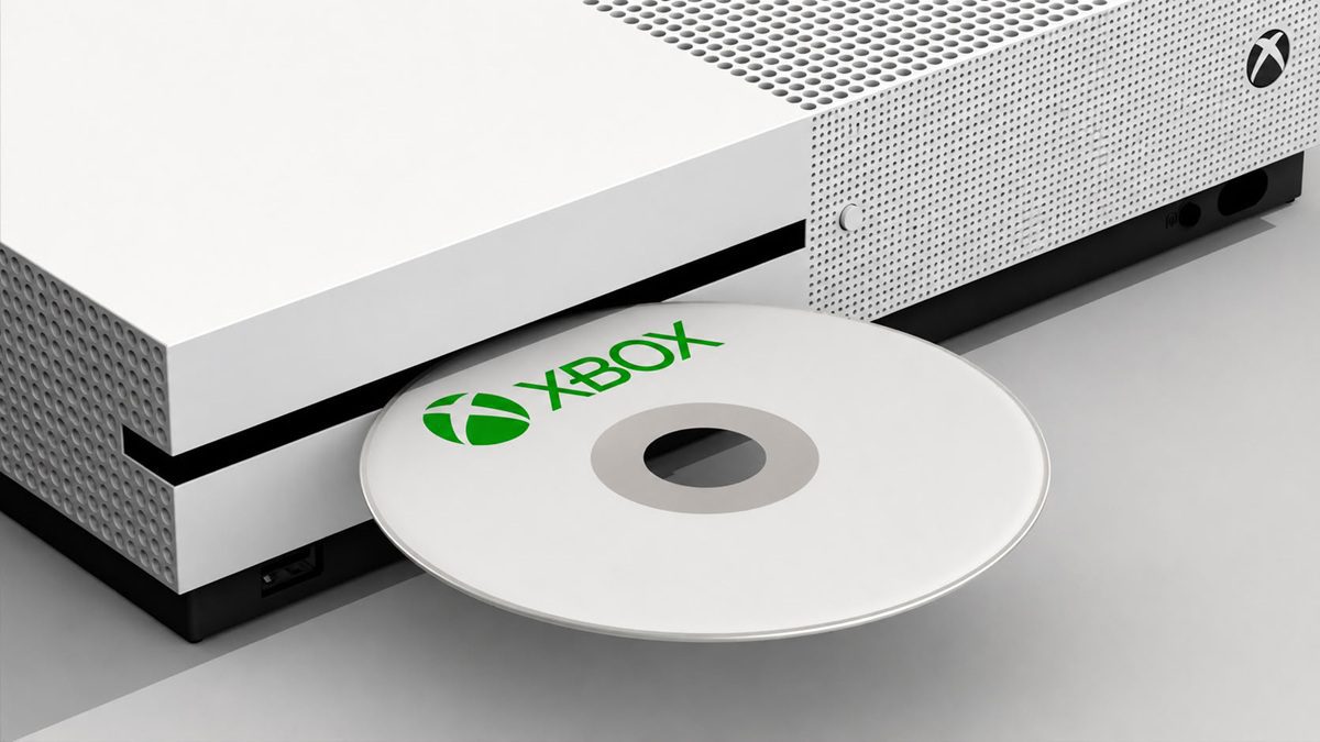Игровой диск Xbox в дисководе консоли Xbox Series X рядом с геймпадом