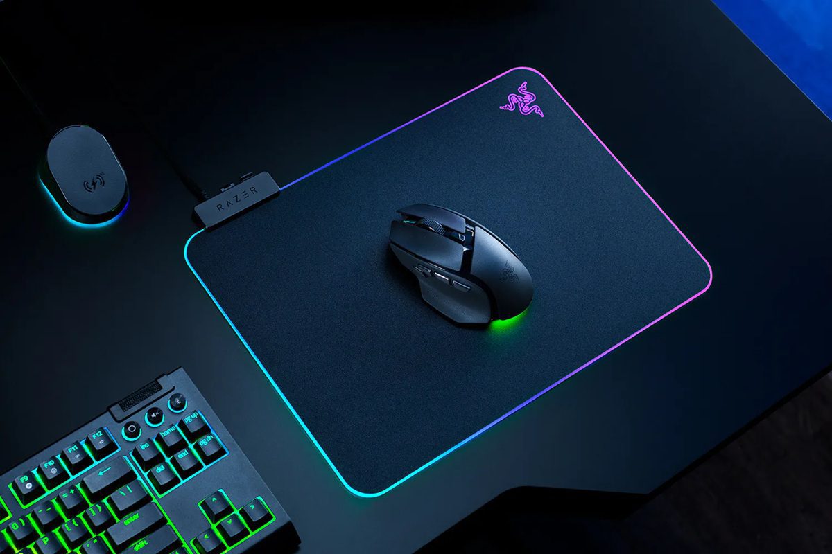 Игровая мышь Razer Basilisk V4 Pro на беспроводной док-станции с подсветкой Chroma