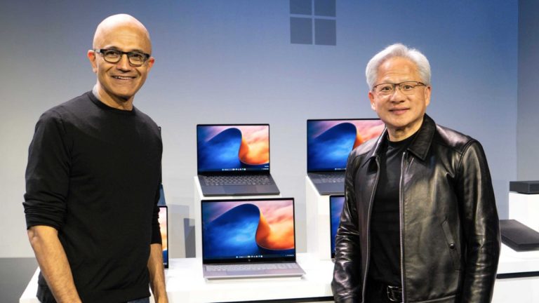 Генеральный директор Microsoft Сатья Наделла вместе с основателем и главой NVIDIA Дженсеном Хуангом.