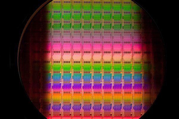 Микросхемы памяти DRAM на кремниевой пластине